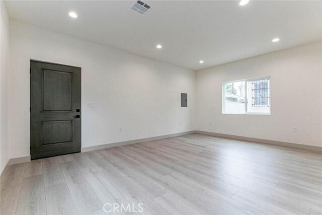 Photo - 8157 Varna Ave