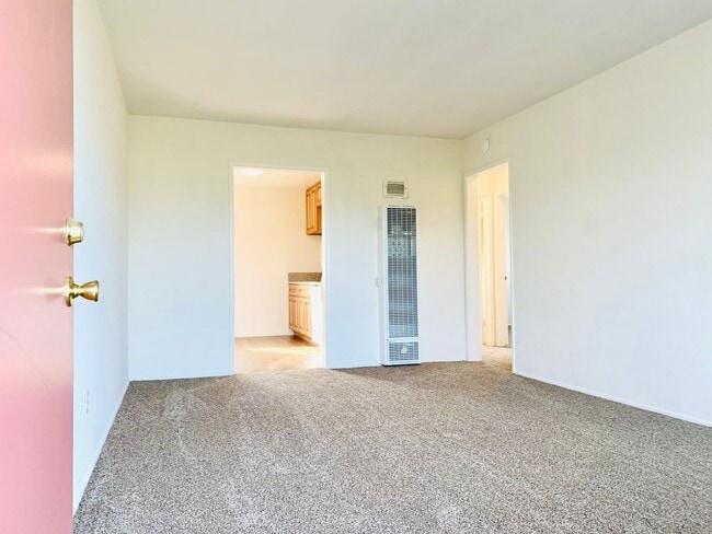 2BD/1BA UPSTAIRS APARTMENT IN PACIFIC BEAC... - 2BD/1BA UPSTAIRS APARTMENT IN PACIFIC BEAC... Unit 1958 1/2 Oliver Avenue