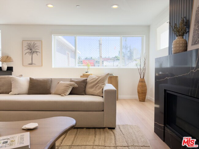 Photo - 2220 Aaron St