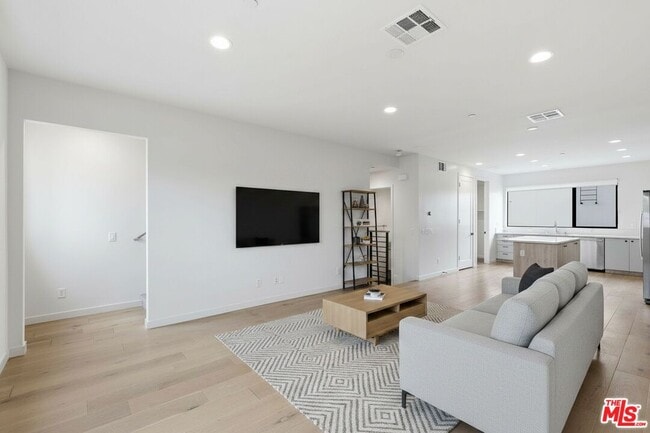 Photo - 1605 Arla Way