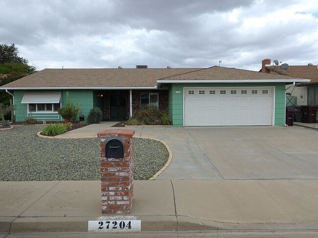 Building Photo - 2 bed home