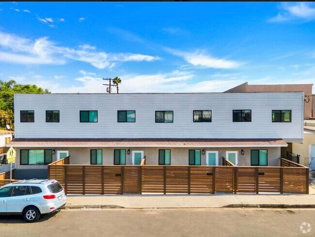 Building Photo - Beautiful Renovated 2 Bed/1 Bath Unit 4955 Rental