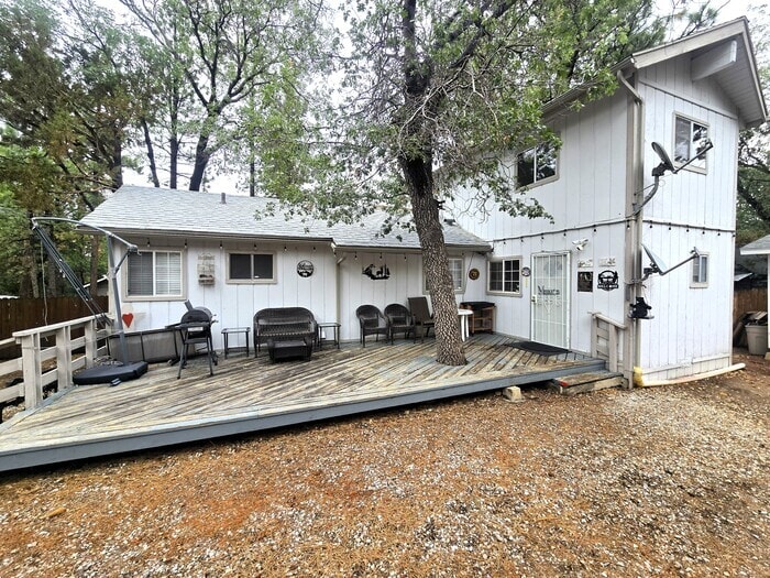 Modern 2 Bedroom 2 Bath Home with Fenced Yard - Modern 2 Bedroom 2 Bath Home with Fenced Yard