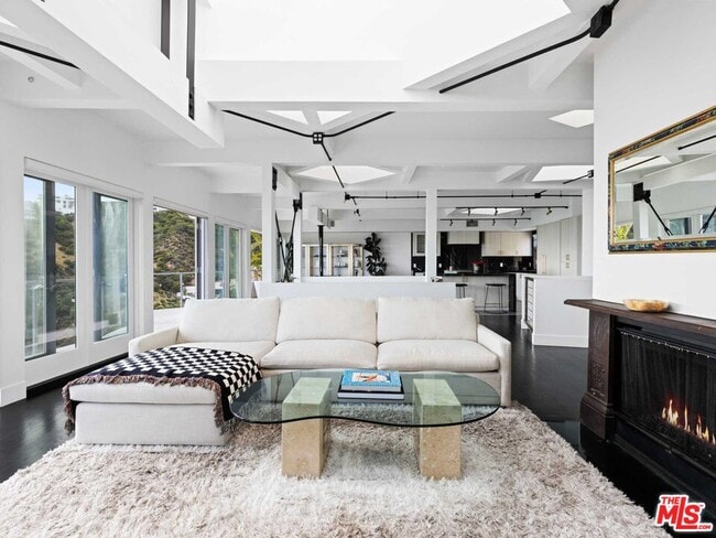 Photo - 1885 Sunset Plaza Dr