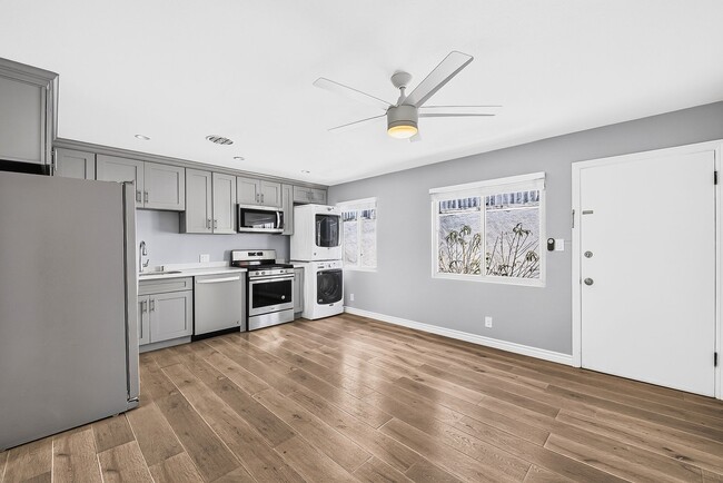 Photo - 1024 Loma Ave Unit 05