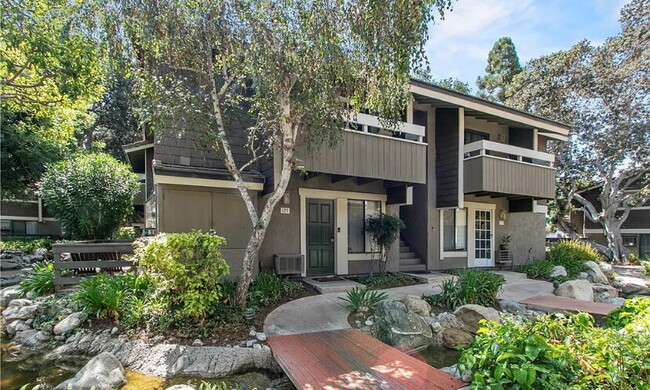Building Photo - Contemporary Unit with High-End Features