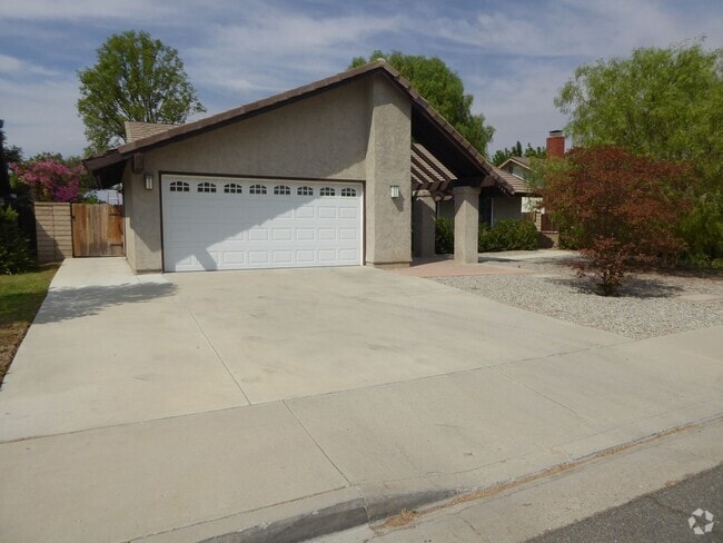 Building Photo - 3 Bedroom Pool Home in Saugus!