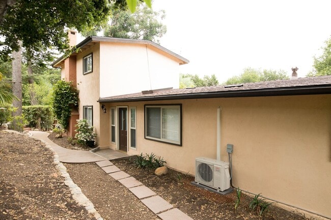 Building Photo - 3 Bedroom 2 Bathroom Home in Mission Canyon