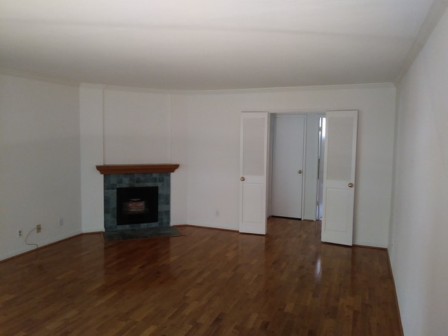 Living Rm. - 914 Lincoln Blvd Condo Unit 102