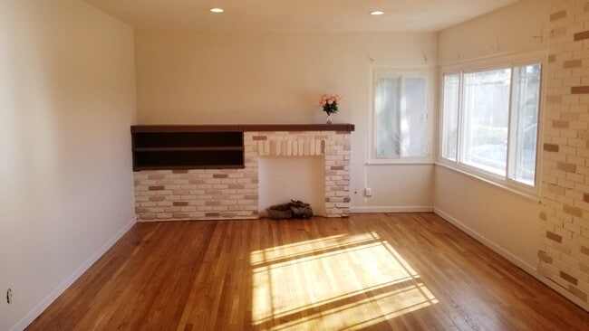 Photo - 6228 Cahuenga Blvd