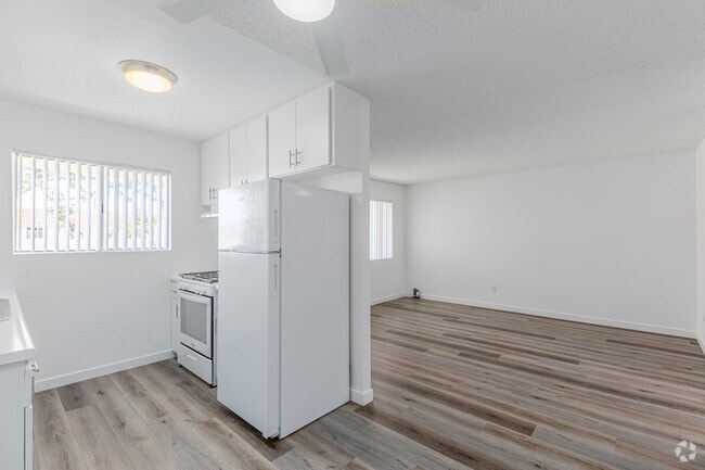 1BR, 1BA - 640SF - Kitchen - Villa Seville