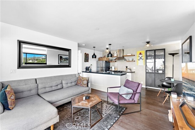 Photo - 290 La Brea St