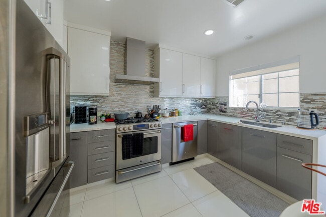 Photo - 2256 Montrose Ave Unit 2