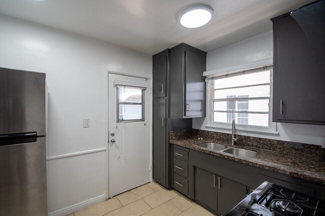 Photo - 11041 Moorpark St Unit 04