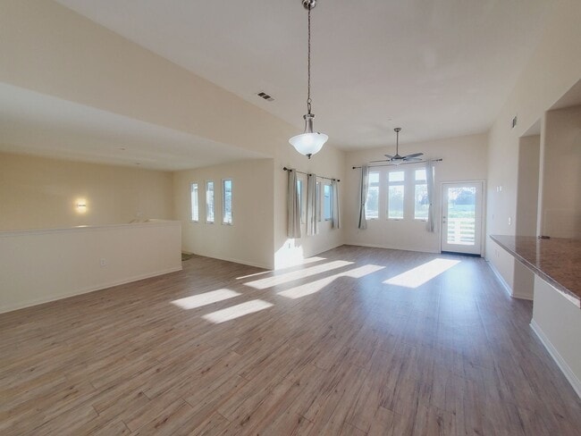 Photo - Spacious Condo 3 bedrooms, 2 bathrooms Built 2016