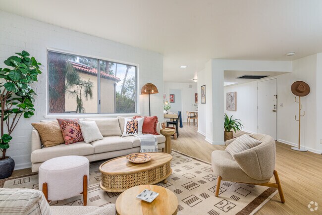 Building Photo - 2260 N Cahuenga Blvd Unit 305 Rental