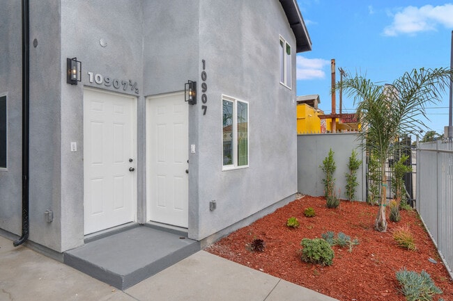 Photo - 10909 S Main St