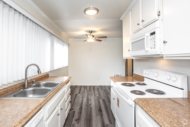 2BR, 2BA - 950SF - Kitchen/Dining Room - Robin Meadows of Garden Grove