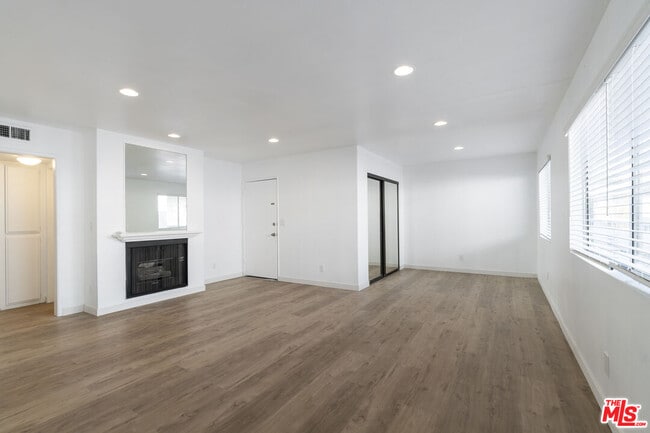 Photo - 13046 Moorpark St Unit 204