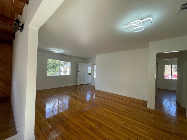 Photo - 7359 Amestoy Ave