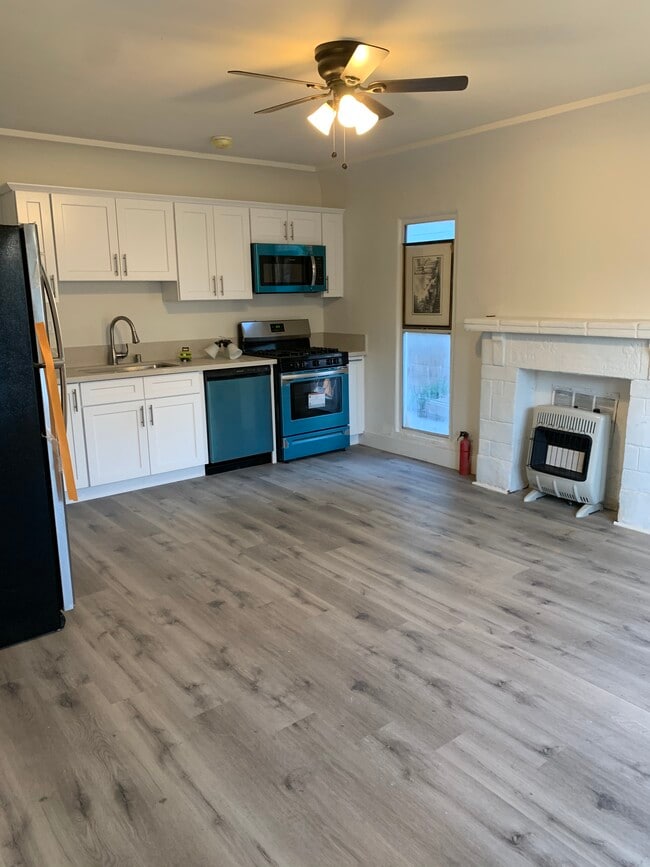 Building Photo - 629 W 79th St Unit 1