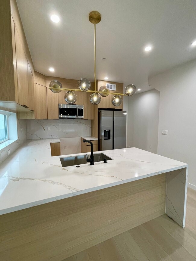 Photo - 611 1/2 W 41st Pl