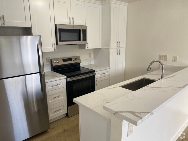 Building Photo - 2BR/2BA Upstairs Condo with Two-Car Garage Unit 702