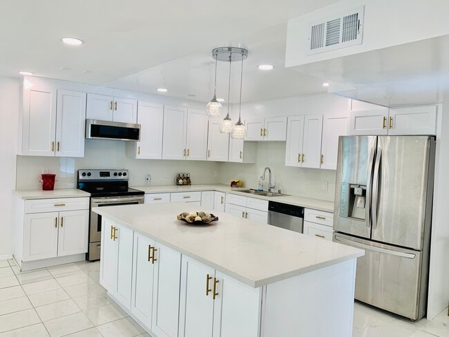 Building Photo - 5301 Balboa Blvd Unit F7