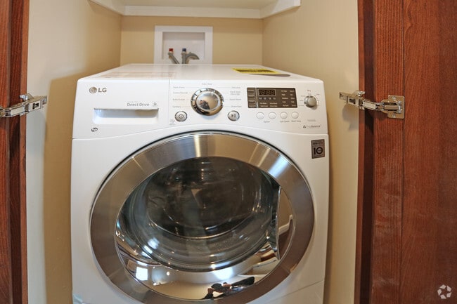 3 BR, 1 BA - 864 SF - Crandall Apartments