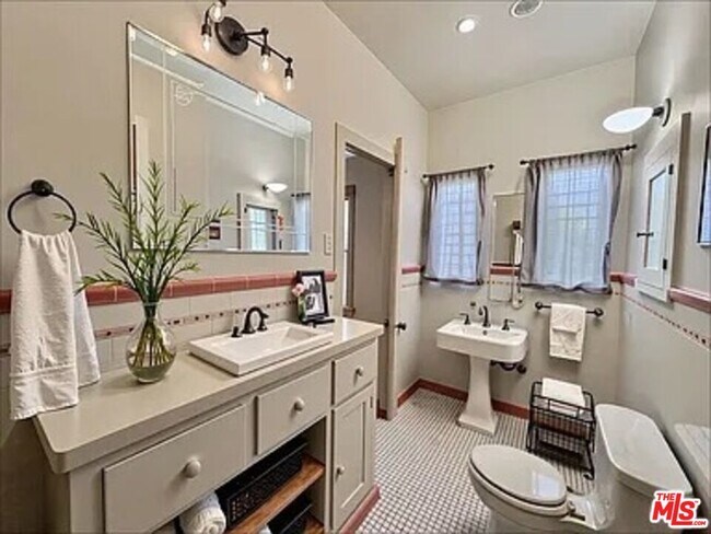 Photo - 145 N Sycamore Ave