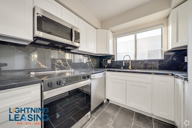 Building Photo - 1035 Hayworth Ave Unit 206 Rental