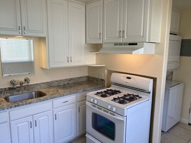 Building Photo - 323 Bond St Unit 323 Bond Street