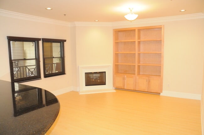 Building Photo - 10305 Almayo Ave Unit 202