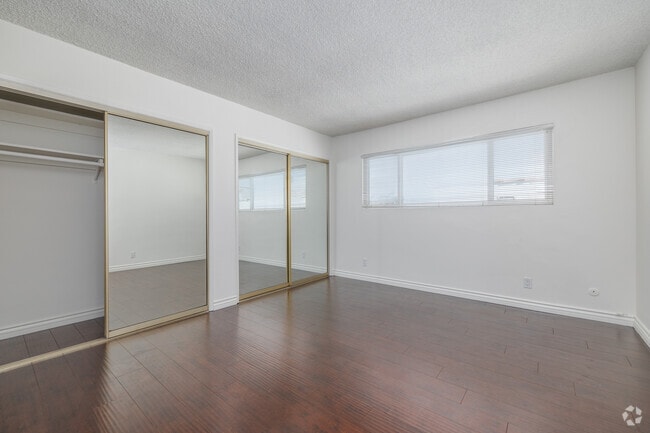 2BR, 2BA - 1,200SF - Bedroom - 309 S Doheny Dr