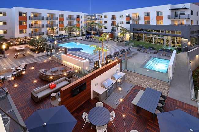 Poolside Living - Eleven 10 Apartments