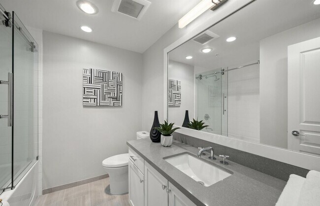 Photo - 555 Front St