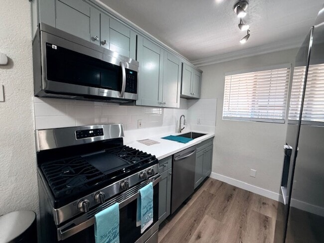 Building Photo - Beautiful 2 Bedroom 1.5 Bath Home