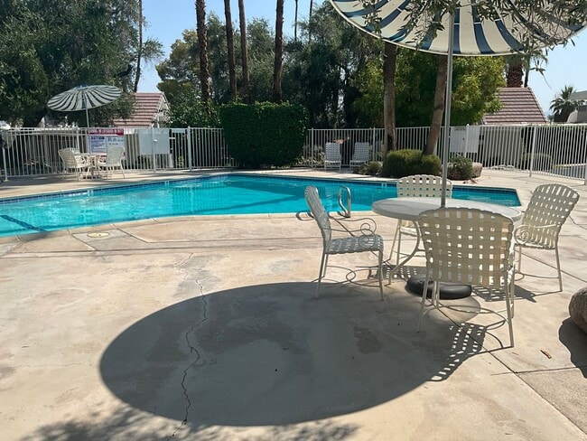 Building Photo - Great location in Rancho Mirage