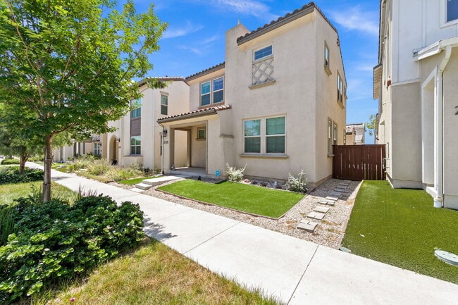 Building Photo - Love your life at Escaya in Chula Vista! 4Bed/2.5Ba attached garage home for rent