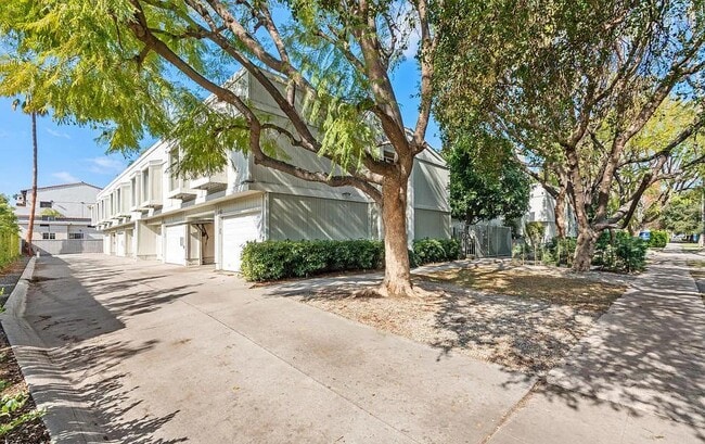 Photo - 137 N Oak Knoll Ave