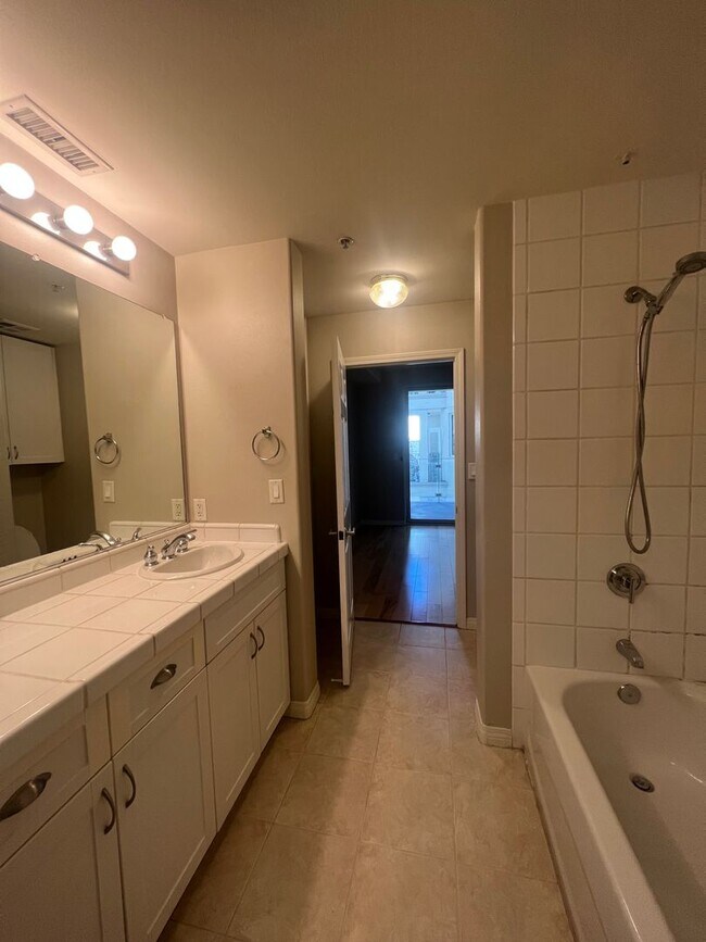 Photo - *** MOVE IN SPECIAL 1/2 OFF FIRST MONTH'S RENT *** 1 Bed Unit in Little Italy - Porto Siena - Par... Unit 312