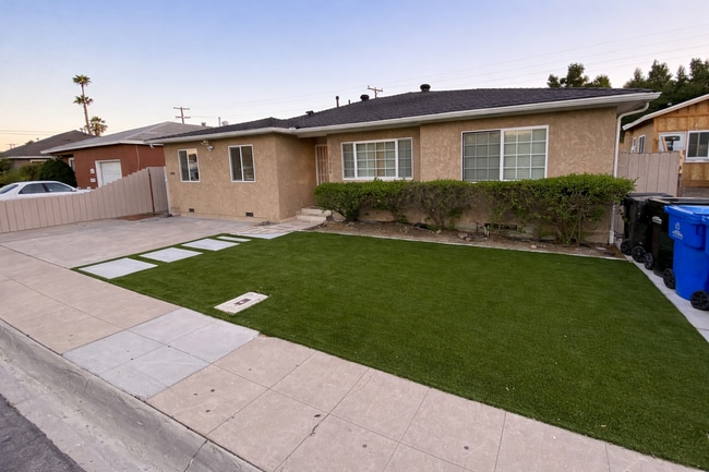 Building Photo - 8BD/4BA on Rockford! Great Yard!