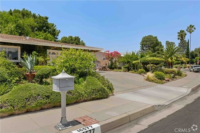 Building Photo - 16577-16575 Knollwood Dr-16577-16575 Unit 16577-16575 Rental