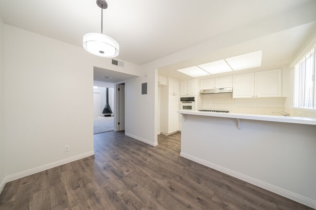 Dining Area/Kitchen - Elizabethan Townhouse