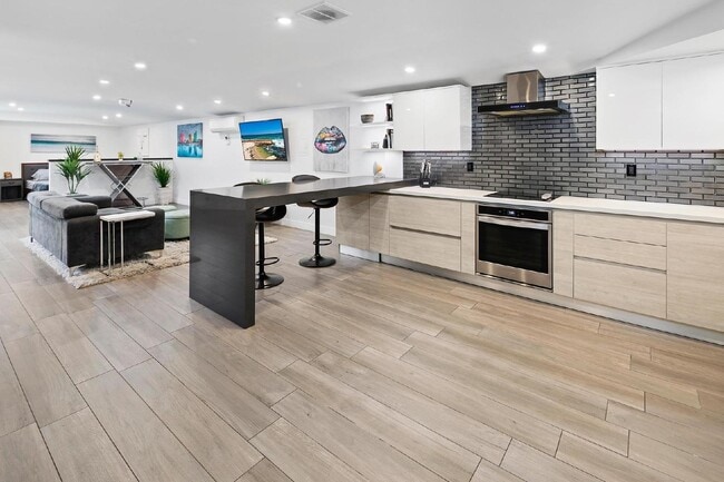 Live in one of San Diego’s most desirable locations in This award-winning architectural gem, "7 o... - Live in one of San Diego’s most desirable locations in This award-winning architectural gem, "7 o... Unit B