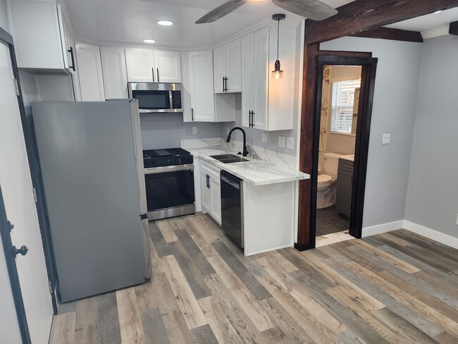 Building Photo - 3014 Clay Ave