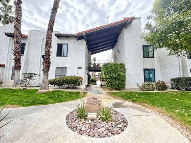 Building Photo - AVAILABLE NOW!! 3 Bedroom 2 Bathroom Condo in Palm Springs!