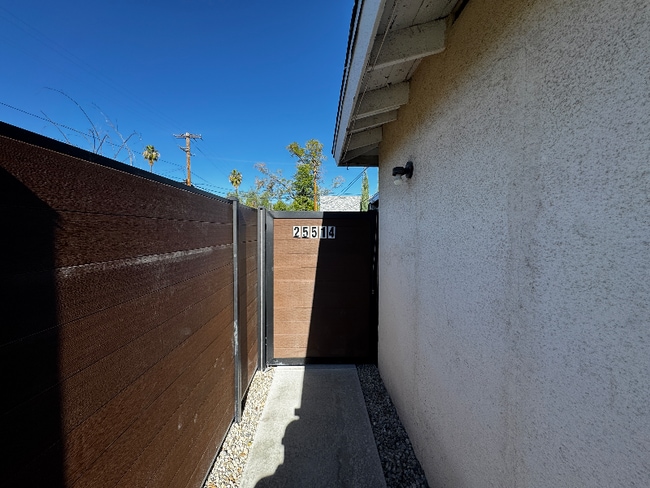 Photo - 25514 Walker St