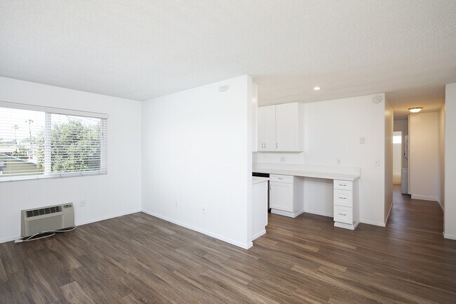 Building Photo - Gorgeous 2BR Apartment with Washer/Dryer, ... Unit 09