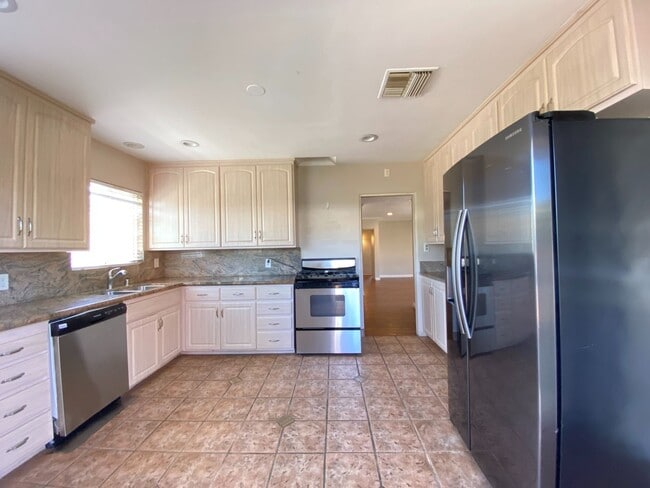 Photo - 7BD/4BA, Two Kitchens!